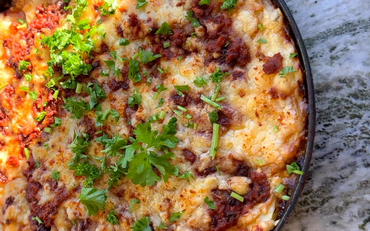 One-pan bakad zucchini med anamma baljväxtfärs i tomatsås och gratinerad med ost