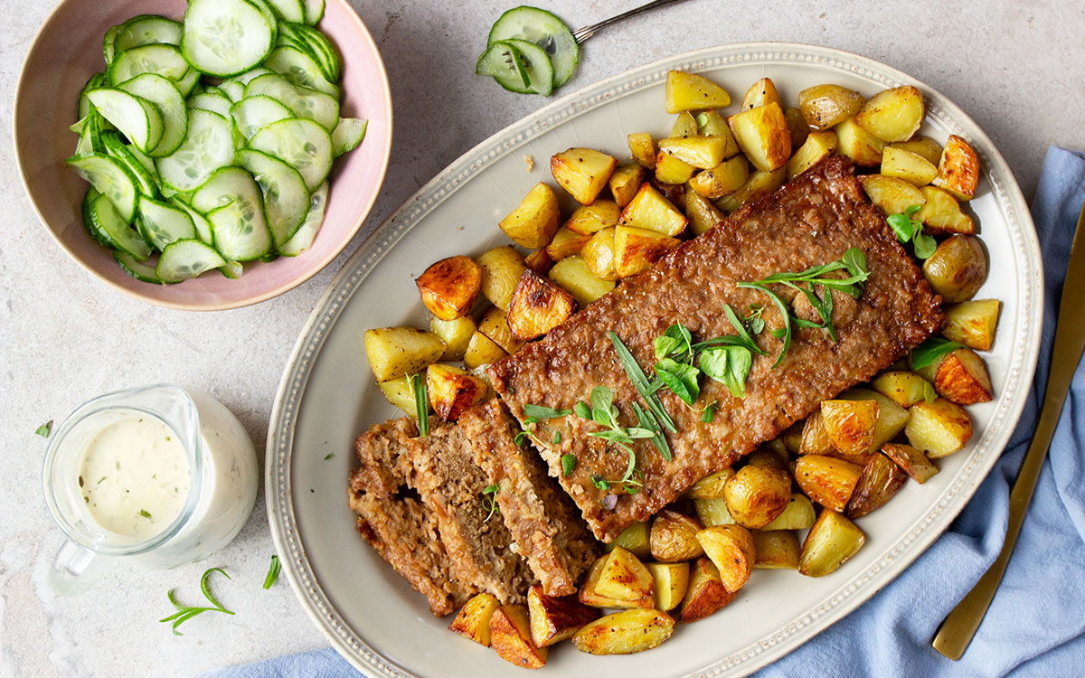 Fat med vegetarisk köttfärslimpa med klyftpotatis, dragon, och citrondressad gurka.