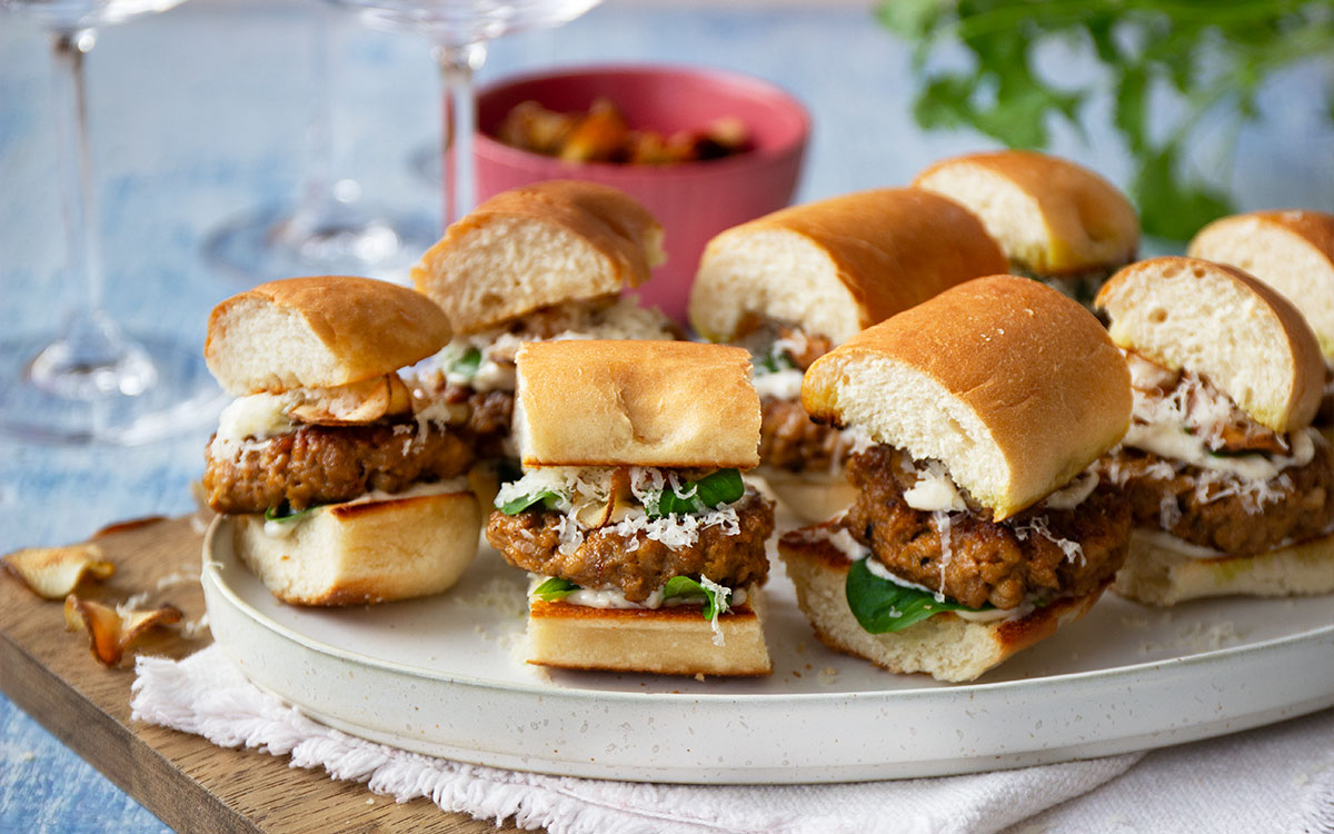 Vegetarisk mingelmat med små burgarsliders med gruyer, tryffelmajonäs och jordärtskockschips