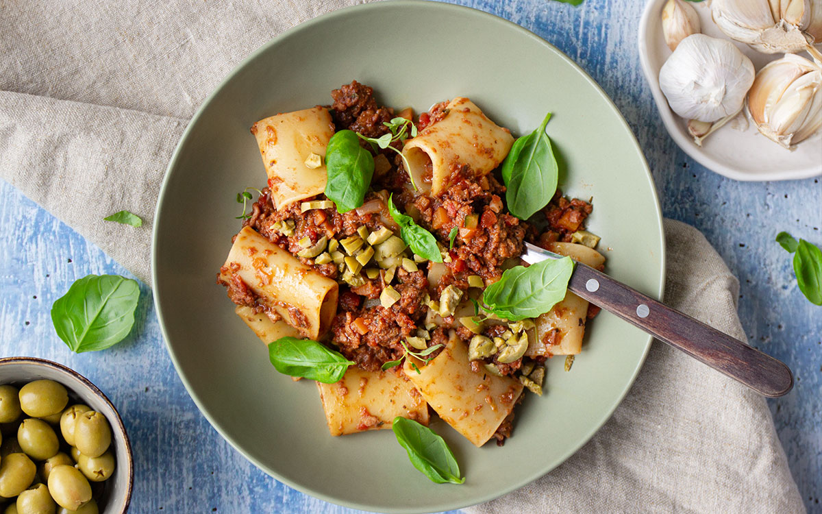 Tallrik med Vegetarisk bolognese gjord på anammas baljväxtfärs toppad med basilika